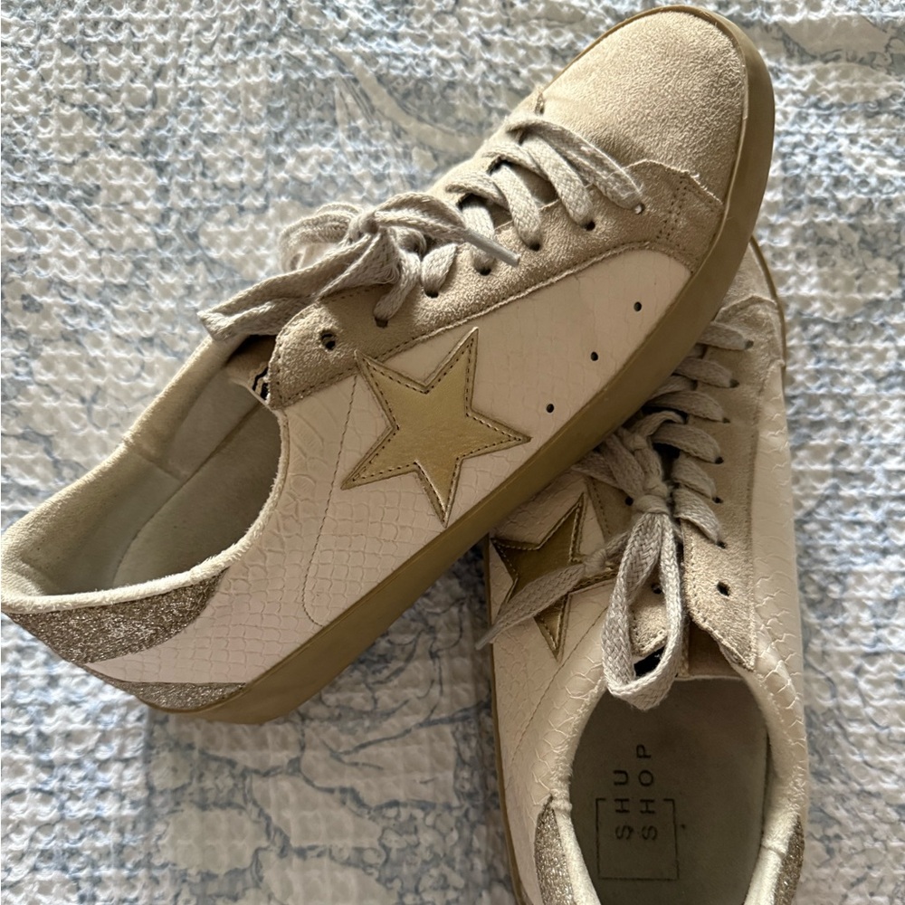 women’s size 8 shushop gold star with glitter heel accent sneakers